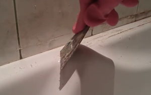 как отчистить силикон в ванне